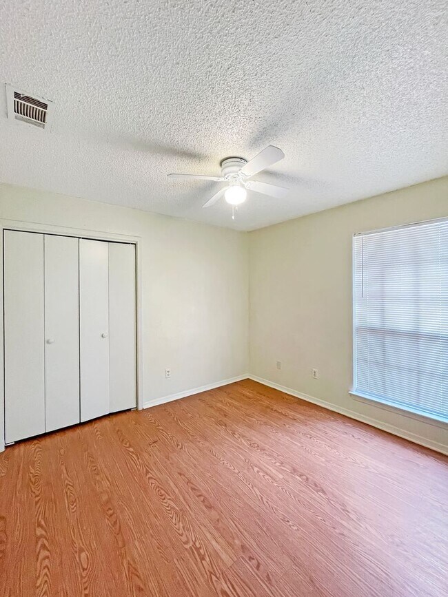 Building Photo - Spacious 3-Bedroom Duplex with Covered Parking & Fenced Yard!