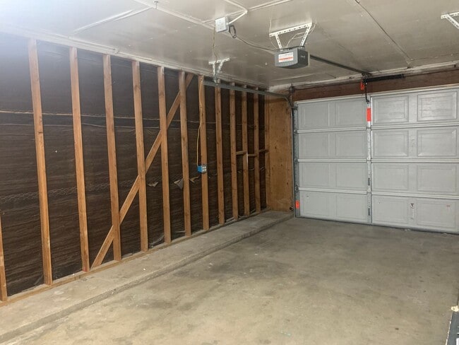 Building Photo - 3 Bed 2 bath House in City of Tehachapi!