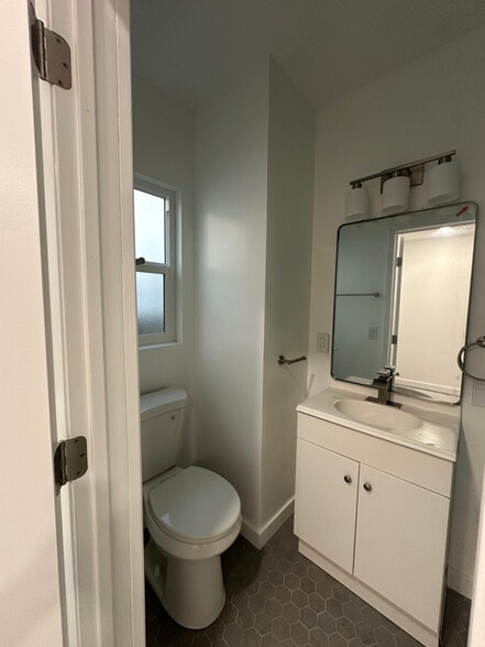 Building Photo - 14812 Sylvan St