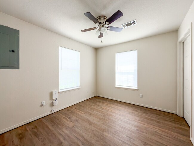 Building Photo - 1322 N 47th St