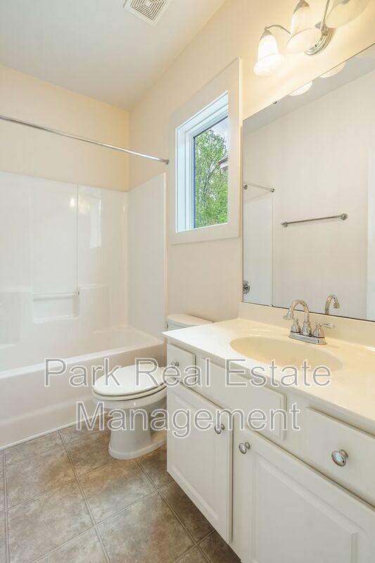 Building Photo - 44 Danbury Ct