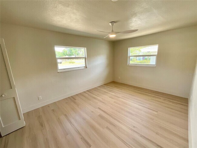 Building Photo - 644 Manor Dr W