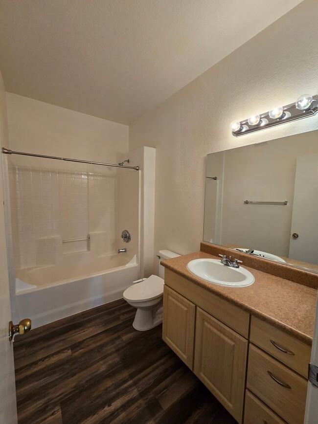 Building Photo - A Charming 3 Bedroom upstairs unit in NW L...