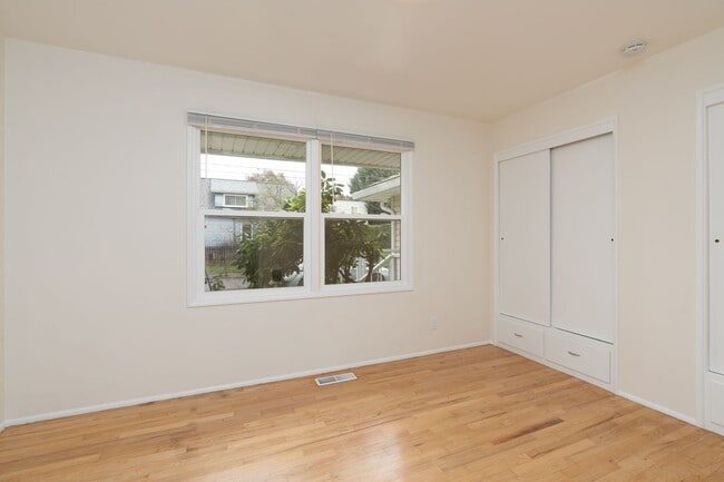 Building Photo - Multnomah Tri Plex