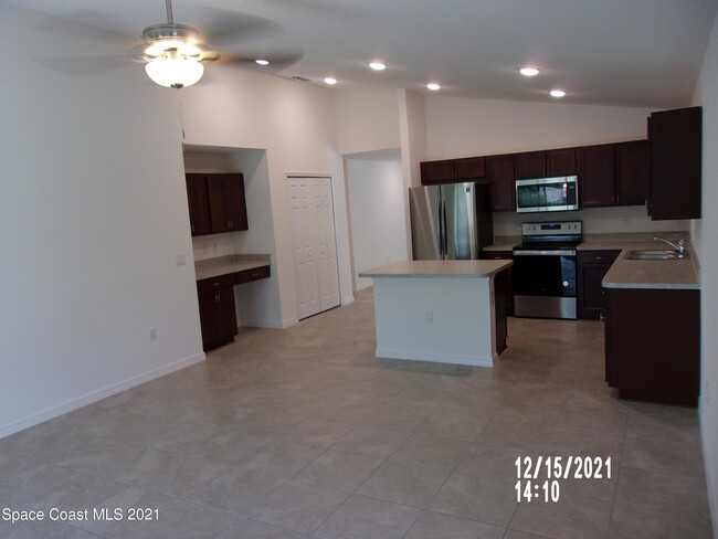 Building Photo - 1171 Dania Cir