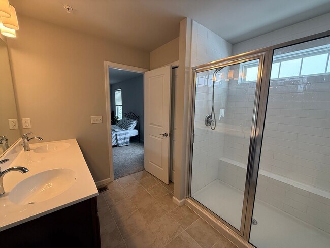 Building Photo - 3 bedroom 2.5 bathroom townhome for rent