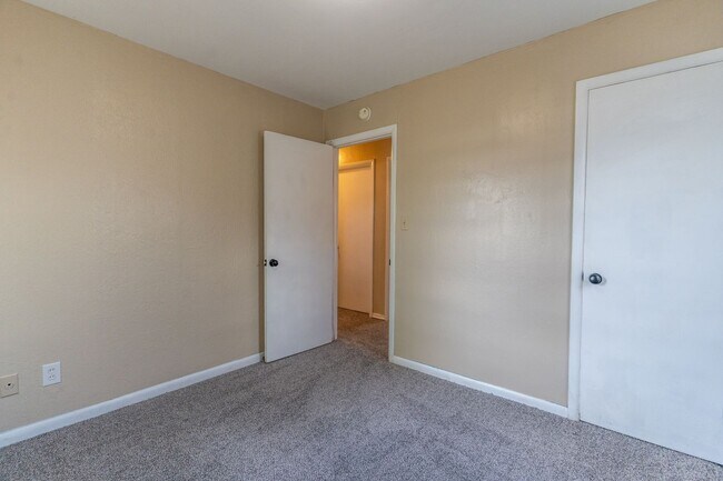Building Photo - 4728 SE 17th St