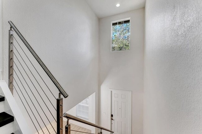 Building Photo - 406 NW 25th Ave