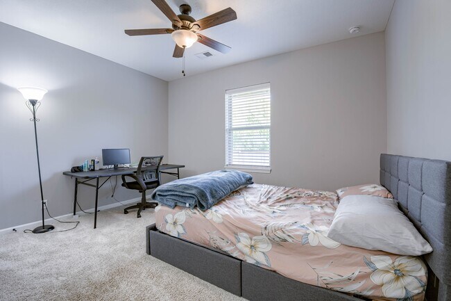 Building Photo - 15523 Valley View Dr