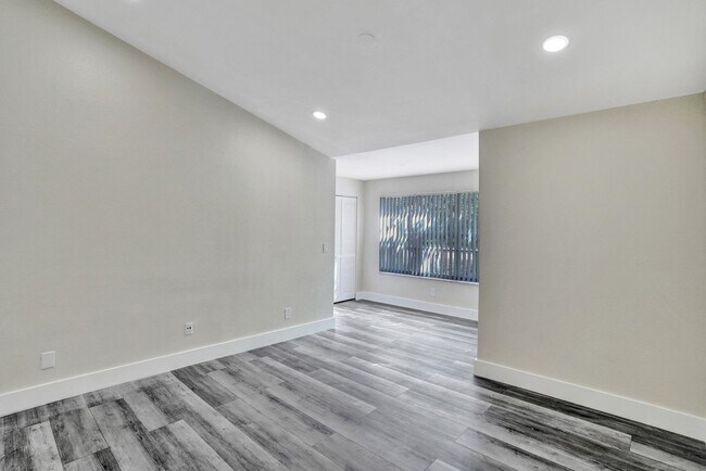 Building Photo - 2BED/1BATH renovated apartment ready to MO...