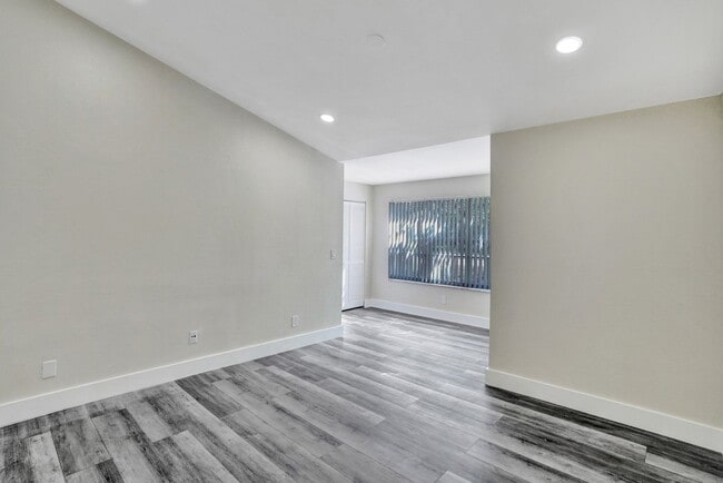 Building Photo - 2BED/1BATH renovated apartment ready to MOVE IN!