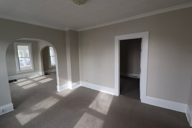 Building Photo - Large Updated 4 Bedroom Single Family Home