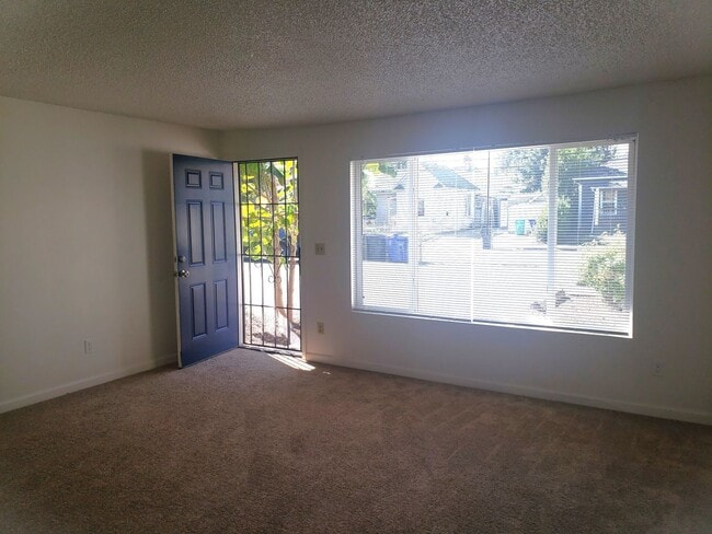 Building Photo - Updated Four-Plex in SE Portland with Fenc...