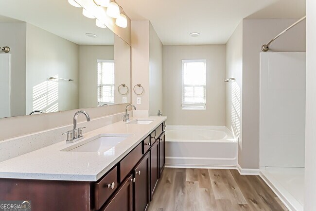 Building Photo - 207 Shaker Hollow Dr