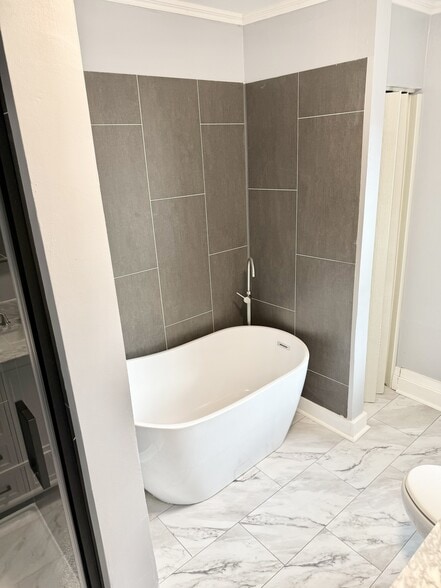 Bathroom 1 - 4206 Urn St