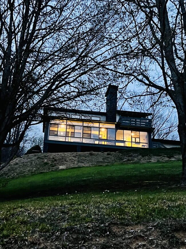 Building Photo - 201 Bluebird Ln