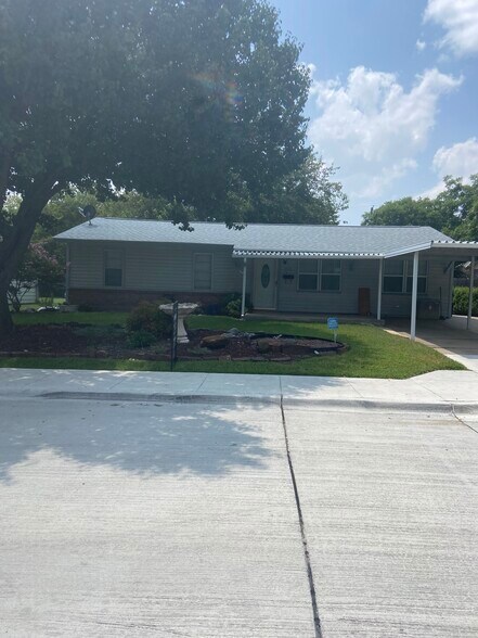 Front yard - 3517 Swan St