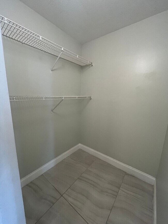 Building Photo - ONE BEDROOM ONE BATHROOM! FULLY RENOVATED Stainless Appliances!