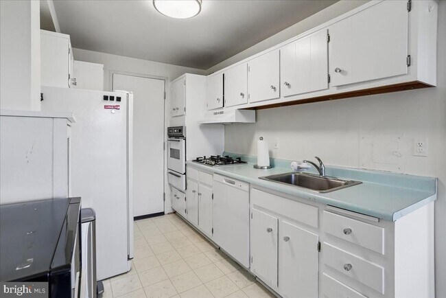 Building Photo - 10201 Grosvenor Pl