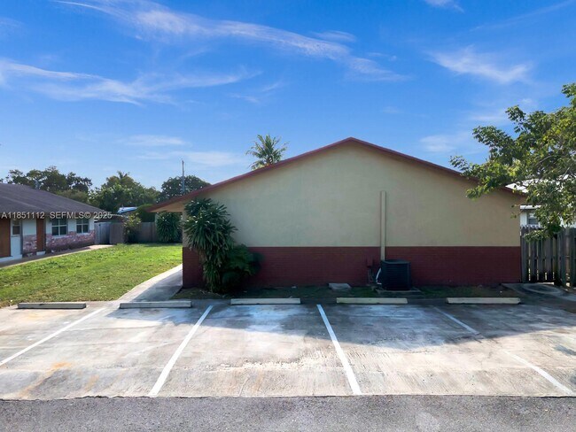 Building Photo - 2610 Riverland Dr