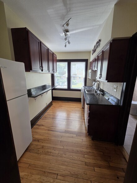 Building Photo - 1745 W 31st Pl