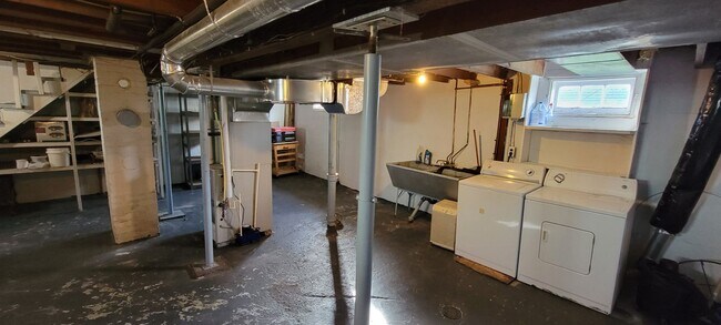 Building Photo - Available August 1st - 3 Bed Home in Cloqu...