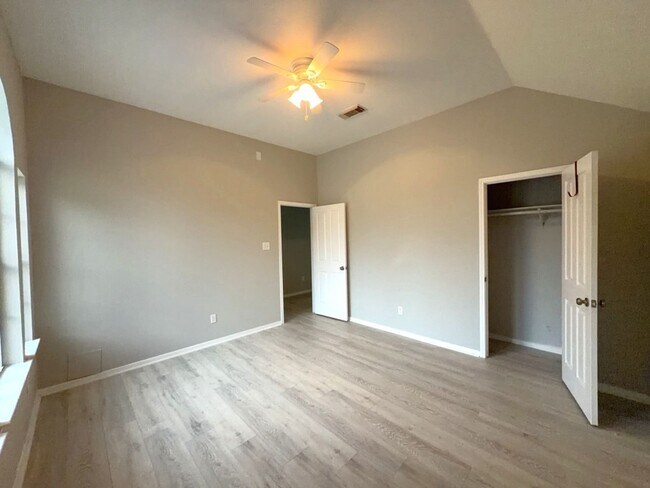 Building Photo - 2106 Lexington Woods Dr