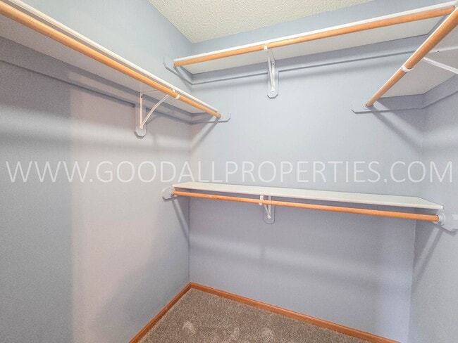 Building Photo - Spacious Townhome in Clive | 2 Bed + 2.5 Bath with Garage