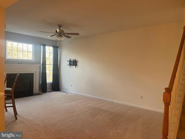 Building Photo - 233 Birchwood Dr