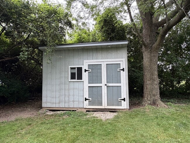 Building Photo - 5S481 Glenoban Dr