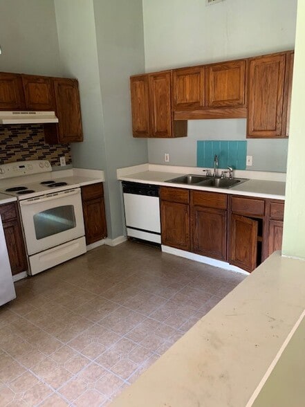 Building Photo - 10 Daveitta Dr
