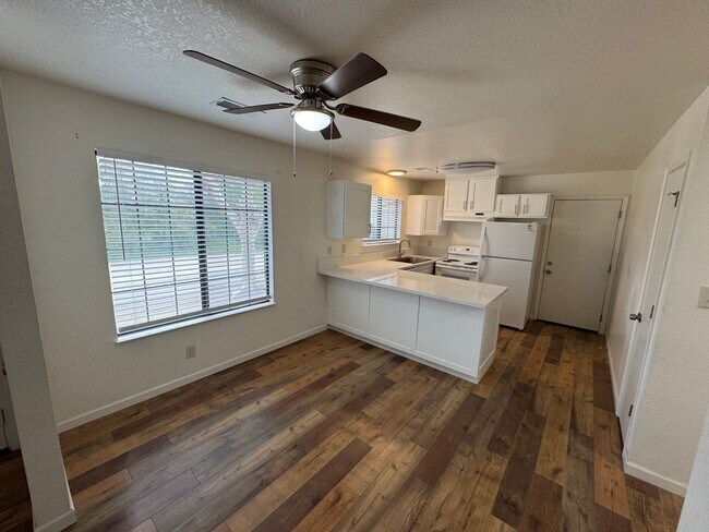 Building Photo - 1498 E Carolyn Ln