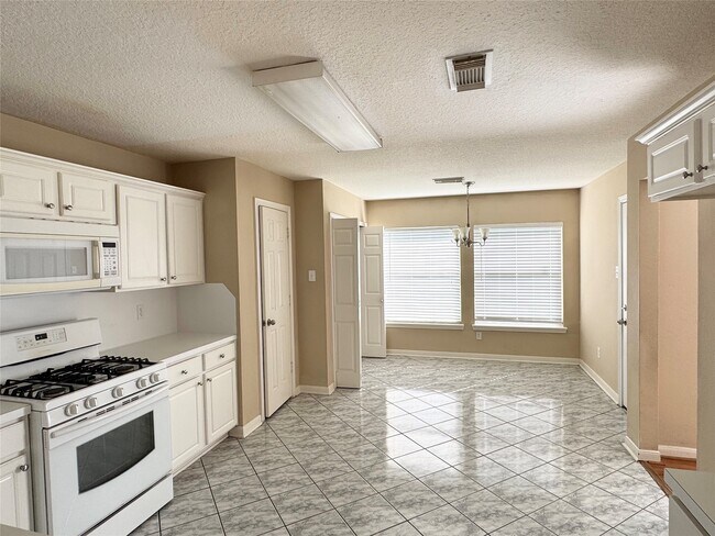 Building Photo - 7210 Greenwood Point Dr