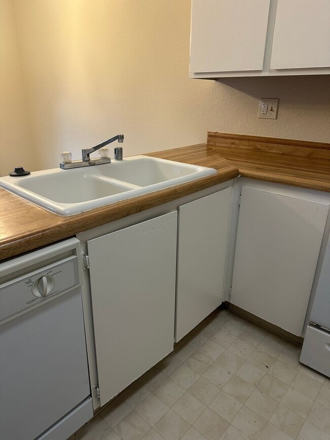 Building Photo - Beautiful & Large 2bd/ 2ba Condo