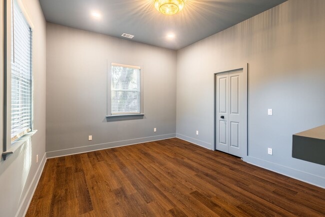 Building Photo - $300 OFF April Rent! Stylish Upstairs 1BR in Historic District