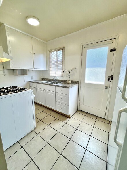 Building Photo - 15012 Lemoli Ave