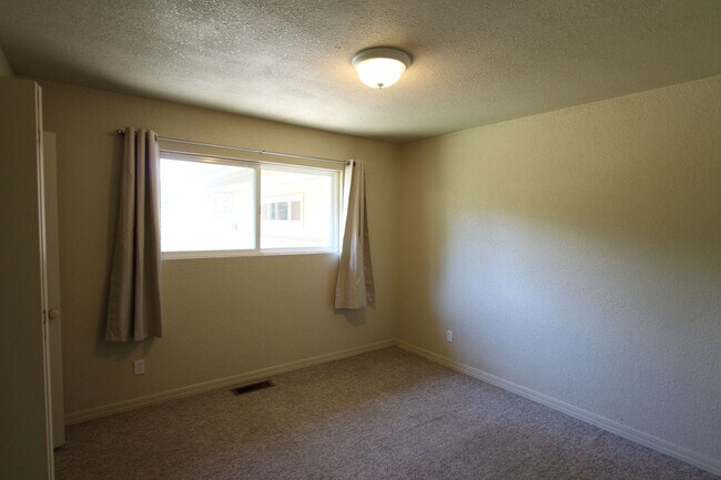 Building Photo - MOVE IN READY! Spacious 4-Bedroom Coconino...