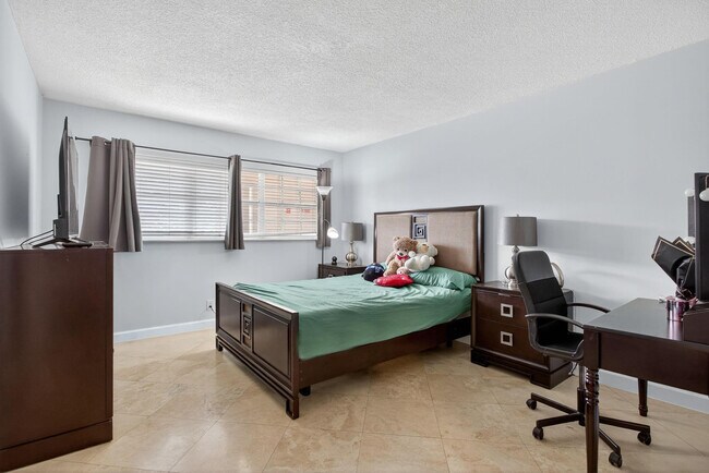 Building Photo - 2671 S Course Dr