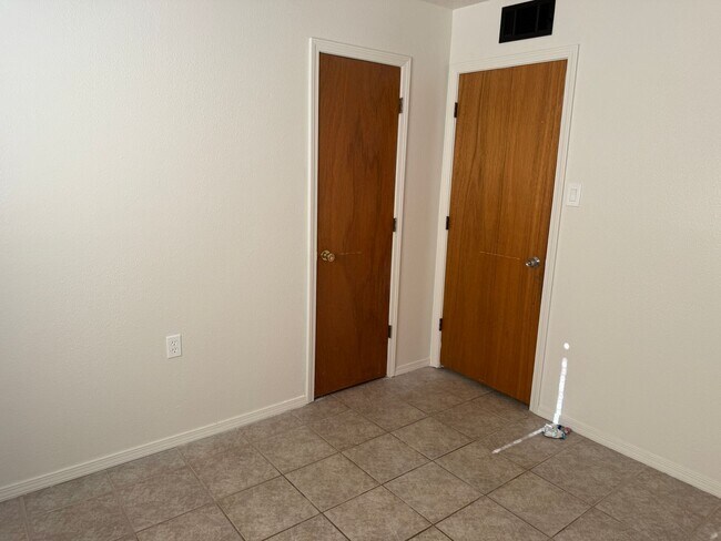 Building Photo - Remodeled 3 Br, 2 Ba, with major appliances
