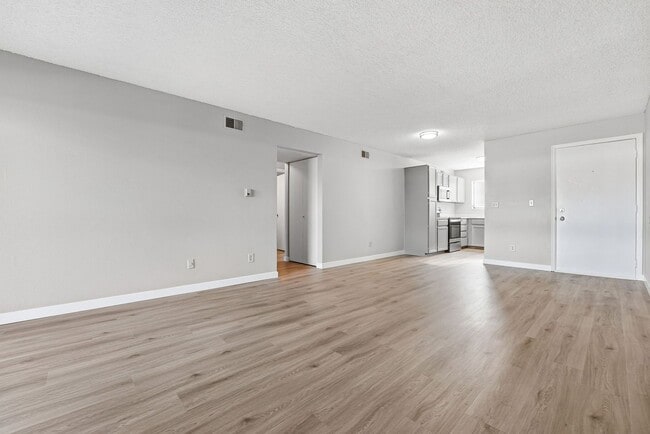 Building Photo - Updated 2 bed / 1 bath home in Lakewood!