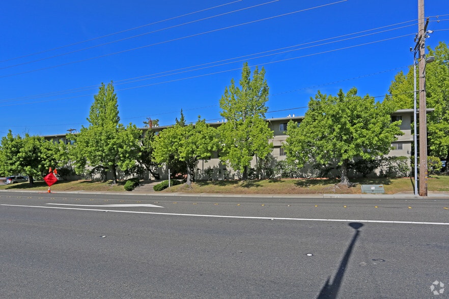Building Photo - Sunrise Apartments