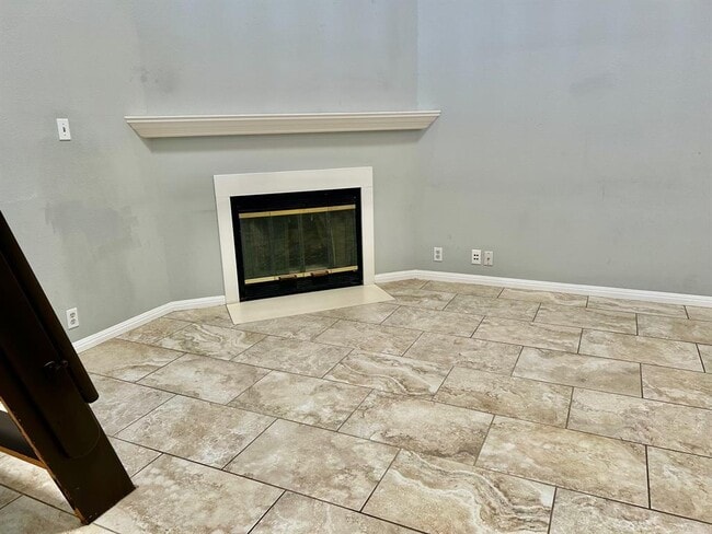 Building Photo - 502 W 17th St