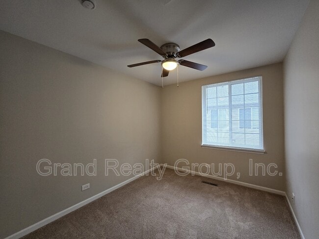 Building Photo - 250 W Whispering Oaks Ln