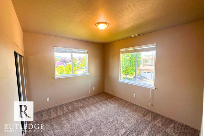 Building Photo - STUNNING 3 Bed/2.5 Bath House in Medford