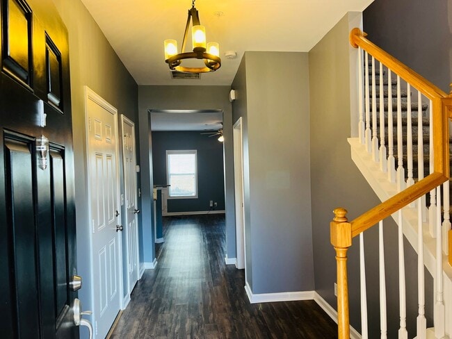 Building Photo - Sought after community, swimming/playground, courtyard, 1 car garage, 2 bed/2.5 bath, granite  co...