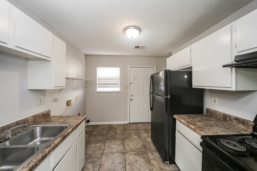 Building Photo - 4588 Longtree Ave