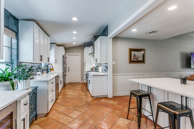 Building Photo - RENOVATED 3-BEDROOM IN NORTHWOOD