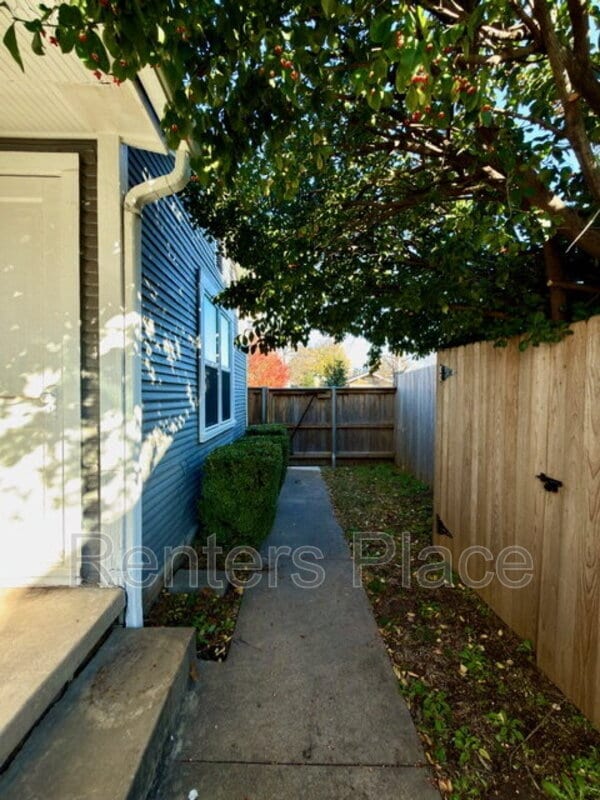 Building Photo - 1528 S St Louis Ave