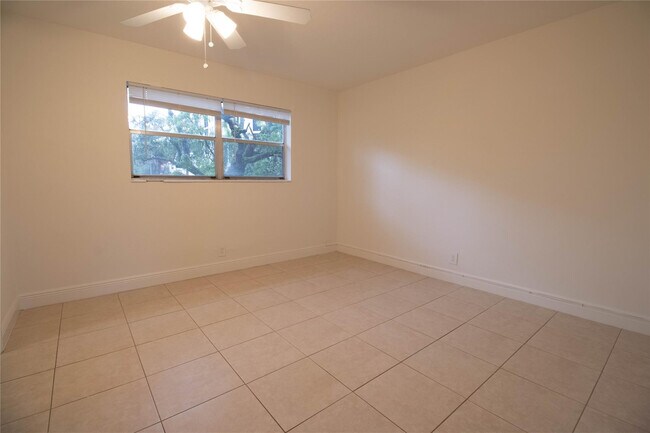 Building Photo - 400 SW 7th Ave