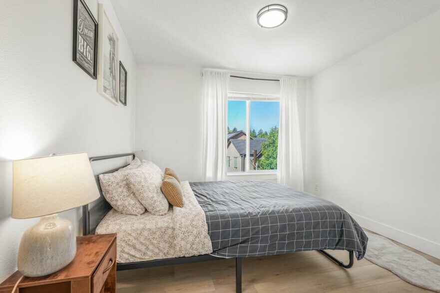 Building Photo - 3309 NE 42nd Pl